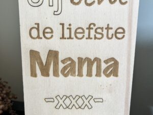 Houten kaartje met voetje - Liefste mama