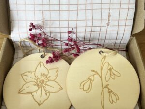 Geboortebloemen op houten bordje