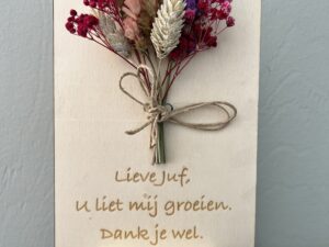 Houten bordje Juf met droogbloemen