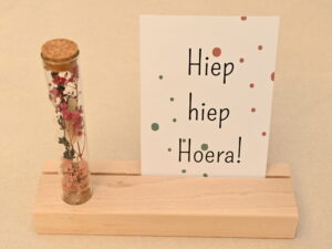 Kaarthouder incl gevuld buisje met droogbloemen en kaart naar keuze