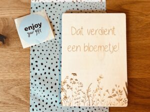 Houten kaartje - Dat verdient een bloemetje