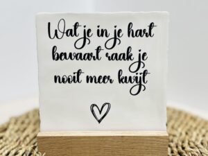 Tegeltje -  Wat je in je hart bewaart - Keuze uit kleur tekst en tegeltje