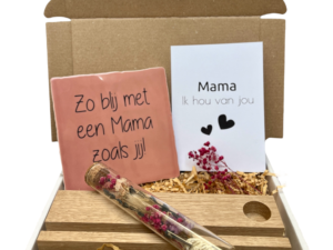 Brievenbuscadeautje - Zo blij met een mama zoals jij - Droogbloem - Keuze uit kleur tekst en tegel